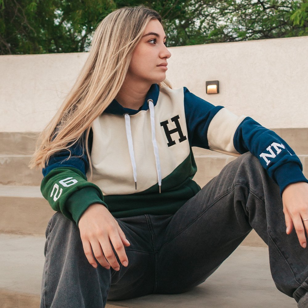 Buzo de egresados de calce regular en crema, azul y verde, con la inicial del colegio aplicada en el pecho