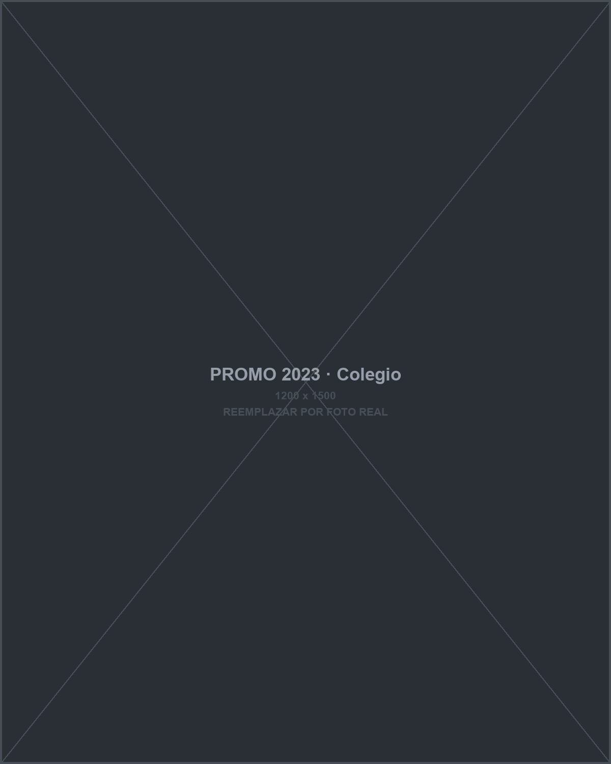 Promo 2023 con los buzos de egresados y el escudo del colegio en el pecho